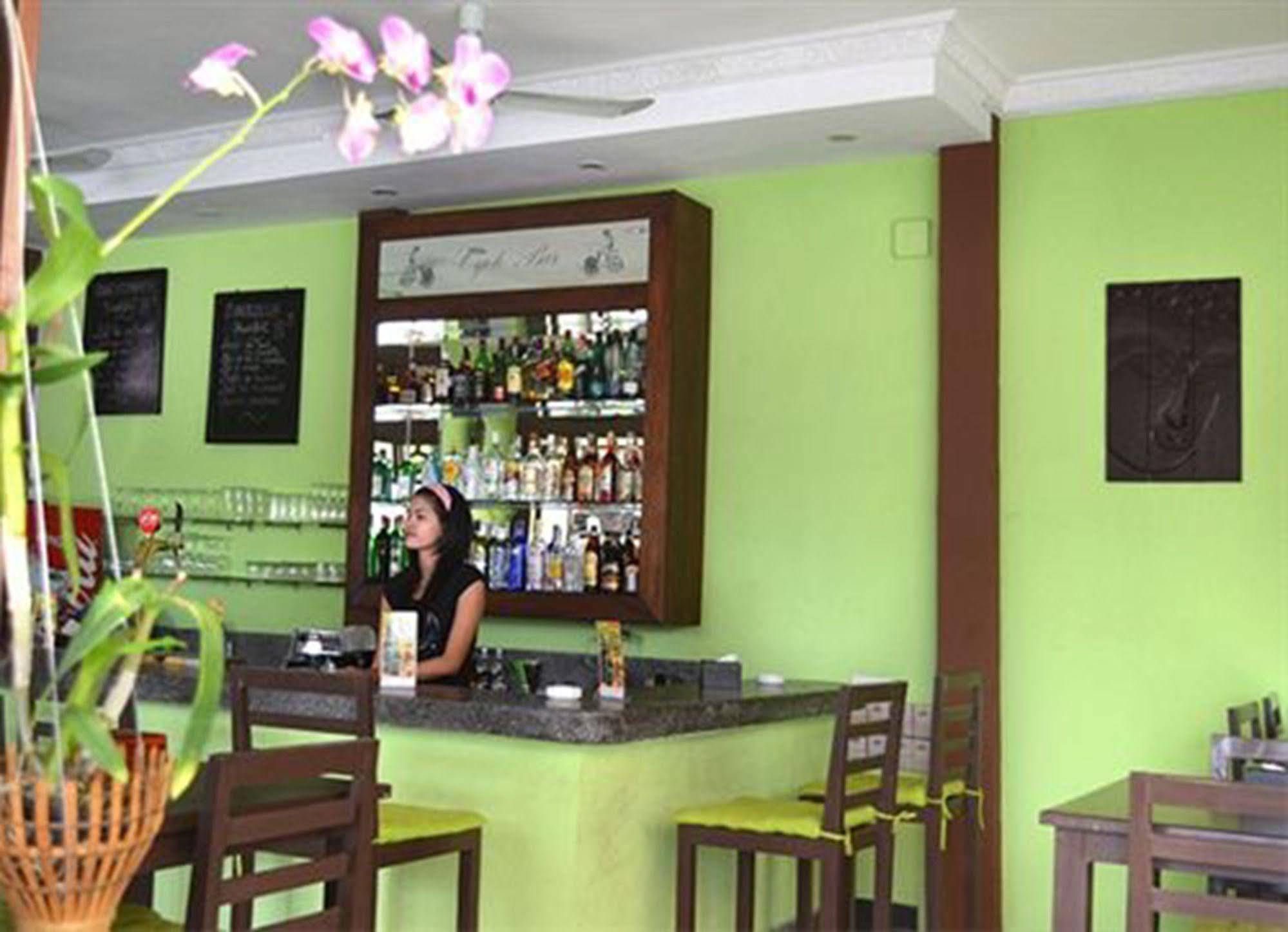 Cyclo Hotel-Bar-Restaurant Phnom Penh Exteriör bild